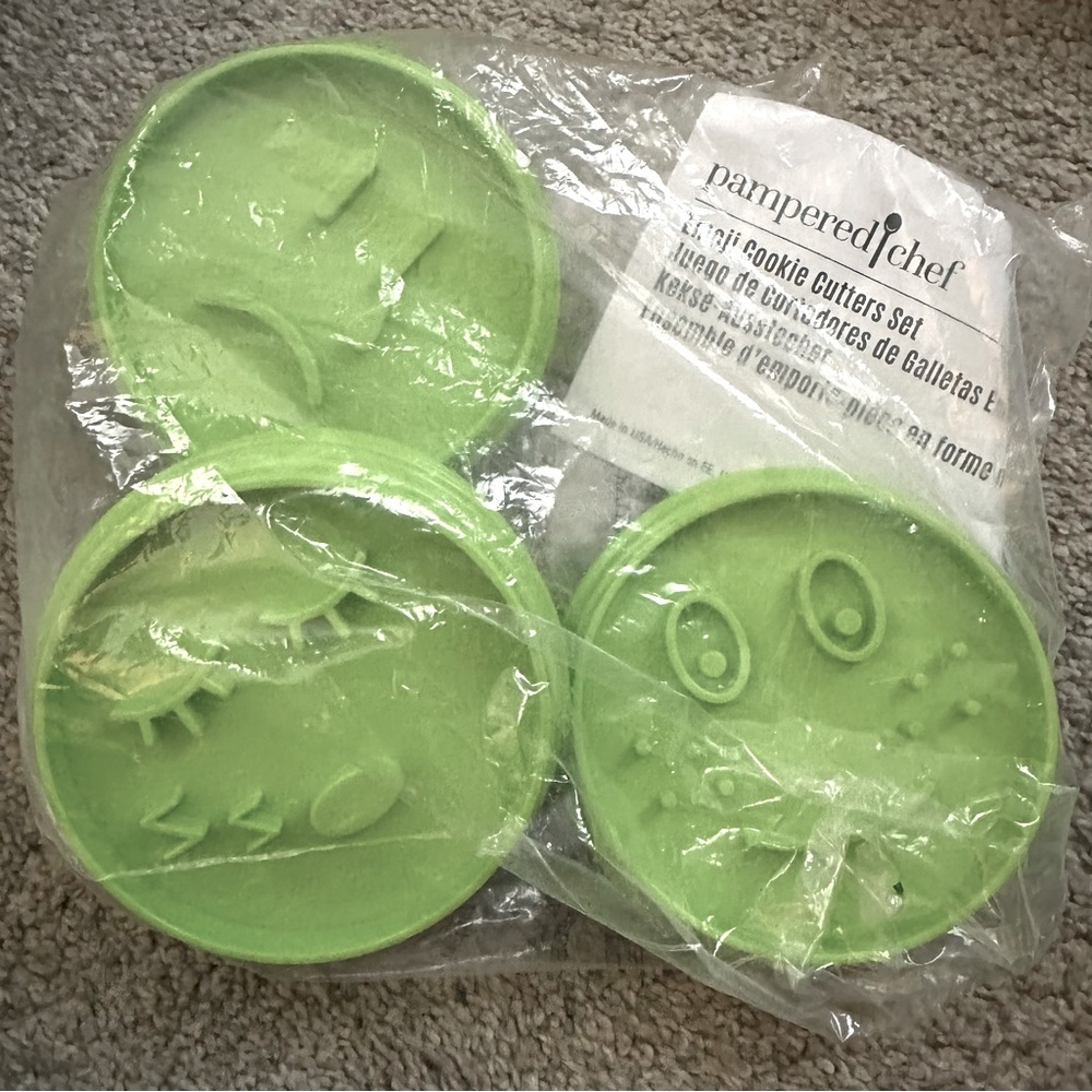 Pampered Chef Set of 7 Emoji Cookie Cutters - New In Sealed Bag #1443